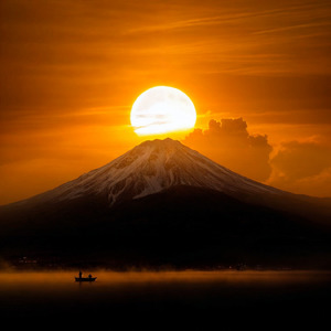 富士山の夜明け