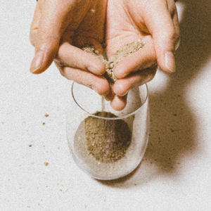 砂漠の幽霊と滑稽なマーチ