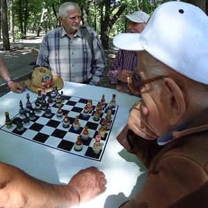 Scacco Russia-Ucraina a Dnipro nell'immenso parco. Per coloro che, invece dello Sport, Musica, Gioco, Arte, Bellezza, si sono pervertiti alla guerra (ex Meditation)