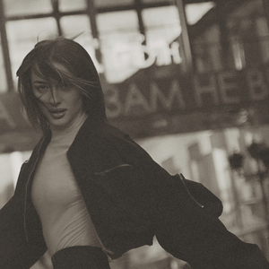 Улыбаясь солеными глазами