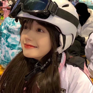 没有人能在那个秋雨飘零的黄昏紧紧拥抱自己.