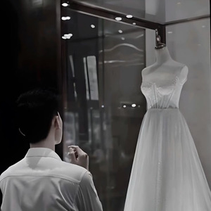 Cầm Nhẫn Cưới Trên Tay