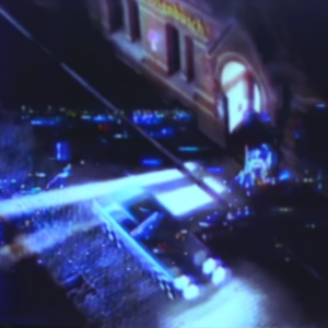 在雨中獨自回家。