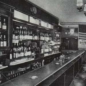 八月，公文包，酒馆