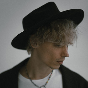 Хрупкой и одинокой