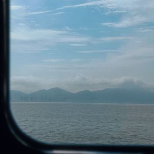 风筝悬在彩虹边上