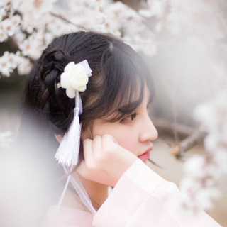 故人长绝，却余三月樱