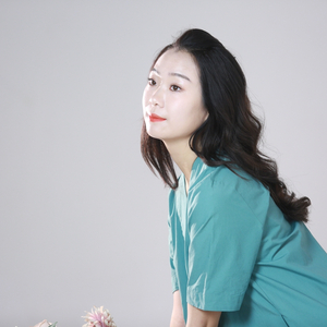 挥着翅膀的女孩