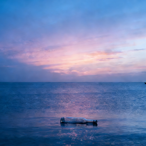 月光照亮海域的漂流瓶
