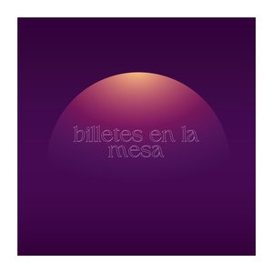 billetes en la mesa