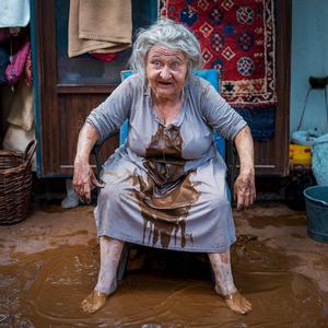 Oma druppelt poep! | Grappige liedjes!