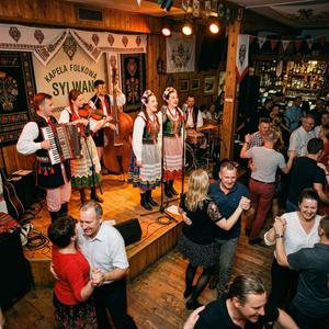 Ta Skrzyneczka Tańczy Dziś – Hopa! Hej! Cała Sala Śpiewa i Kręci Się Do Rana...