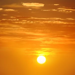 落日星空不及你眼