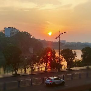 我只是偶尔看向窗外