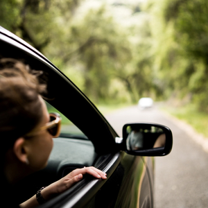 유리창에 튀기는 빗방울