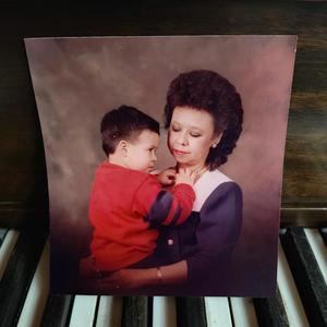 Madre (feat. Fernanda Solís)