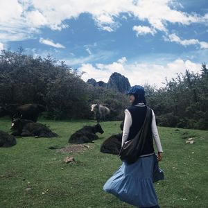 《赛博霓虹下的未来都市狂想