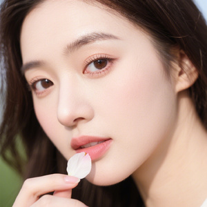 花瓣飘落在眼前