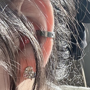 眼睛吻过灰色耳骨钉