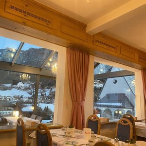 早晨的阳光，雪和蓝色的小镇