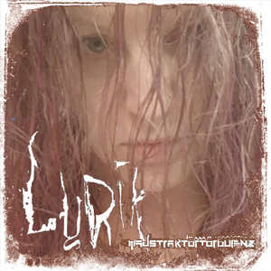 Fuchspelzbaby, das auf eine Zeit hinweist