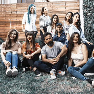 Bajo el Sol (En Vivo) [feat. Natalia Ramirez, Javi Vinot, Rosario Lircay, Manuela Paz, Francisca Schmidt, Stefania Tomarello & Julia Grisenti]