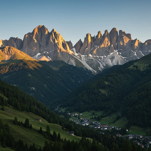 山の大地と川のせせらぎ