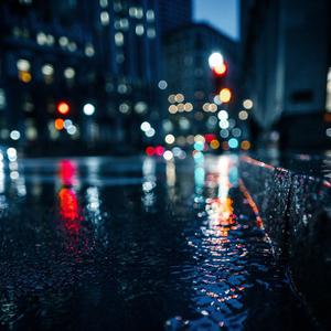 走在夜幕下的这座城市