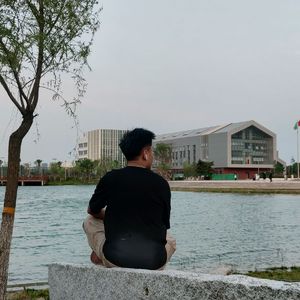 昨日的雨 曾淋漓过她瘦弱的肩膀