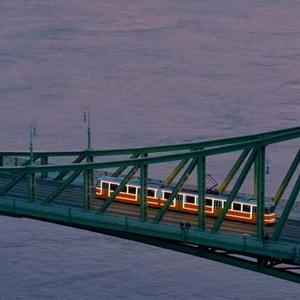 这世界喧闹，你我相遇正好