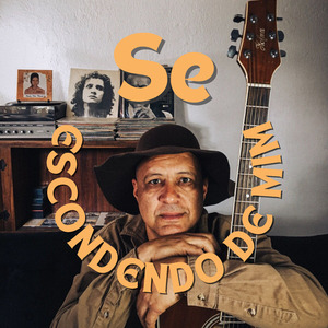 Se Escondendo de Mim