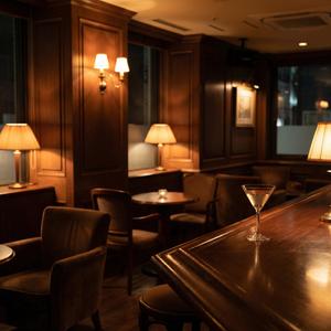 グラスの向こうの静かな灯り