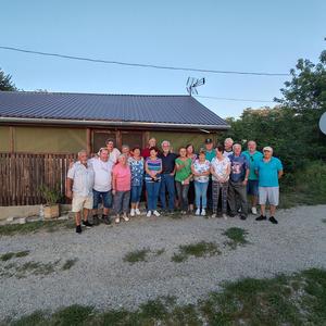 Kopott padok közt
