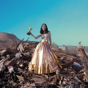 מסתכלת לצדדים