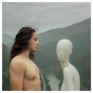 По дрехите посрещат