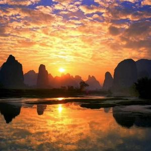 《黑夜中的华灯慰藉》