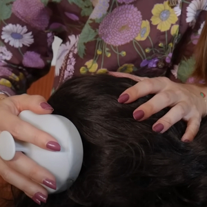 Brossage doux avec chuchotements