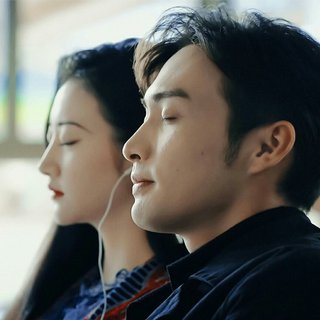 耳机分你一只 纷扰世界只有音乐和彼此