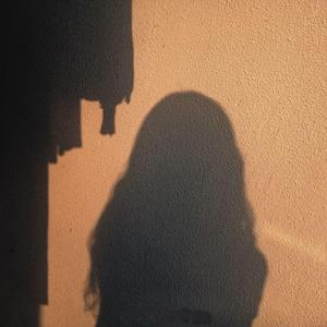 举镜子的女孩（翻自 张子枫）