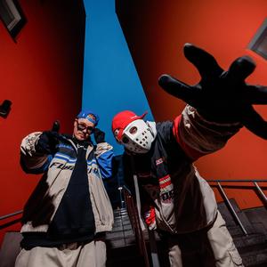 VIIS TÄHTEE FADDY PUFFER, KOLME TASKUU TÄYNNÄ ONGELMII, YKS VASTAUS, KAKS KYSYMYSTÄ, PUOLIKAS TRYFFELIL KUORRUTETTU PANINI, KEIKKAMYYJÄ JOKA VÄITTÄÄ ET TÄÄ ON "VIELÄ PROSESSISSA" JA SILTI EI KIINNOSTA YHTÄÄN SEN ENEMPÄÄ KU AIEMMINKAA BOYEEE