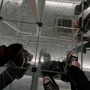 어색하면서 웃긴 여자