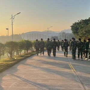 校园的小路 人生的大路