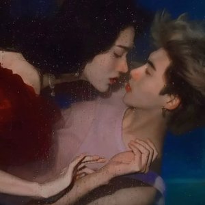 隔山羞窥意中人