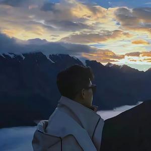 路灯下的影子舞