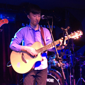 我希望所有餐厅都有对着墙的餐桌