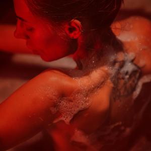 Кистью по плечу рисую...