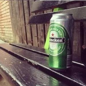 阳光很刺眼，我坐在树下喝酸奶