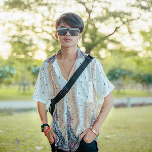 សម័យនេះក្រមុំឡេីងថ្លៃ