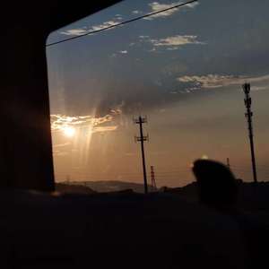 想把这首歌唱给爱的人听，好像不对，这首歌不能唱，是我又唐突了/敲