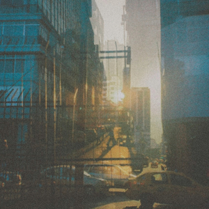 fue entonces cuando salimos… ella estaba esperándome abajo, yo me despedí del lugar y apagué las lámparas de la mesa de noche y de la sala… la luz dorada del ocaso entró por las ventanas e iluminó el cuarto